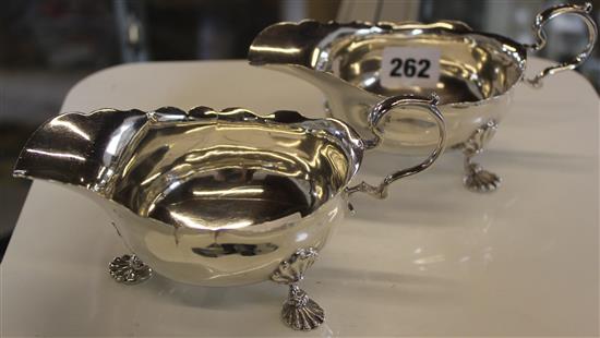 Pair of Edwardian silver sauceboats (af)